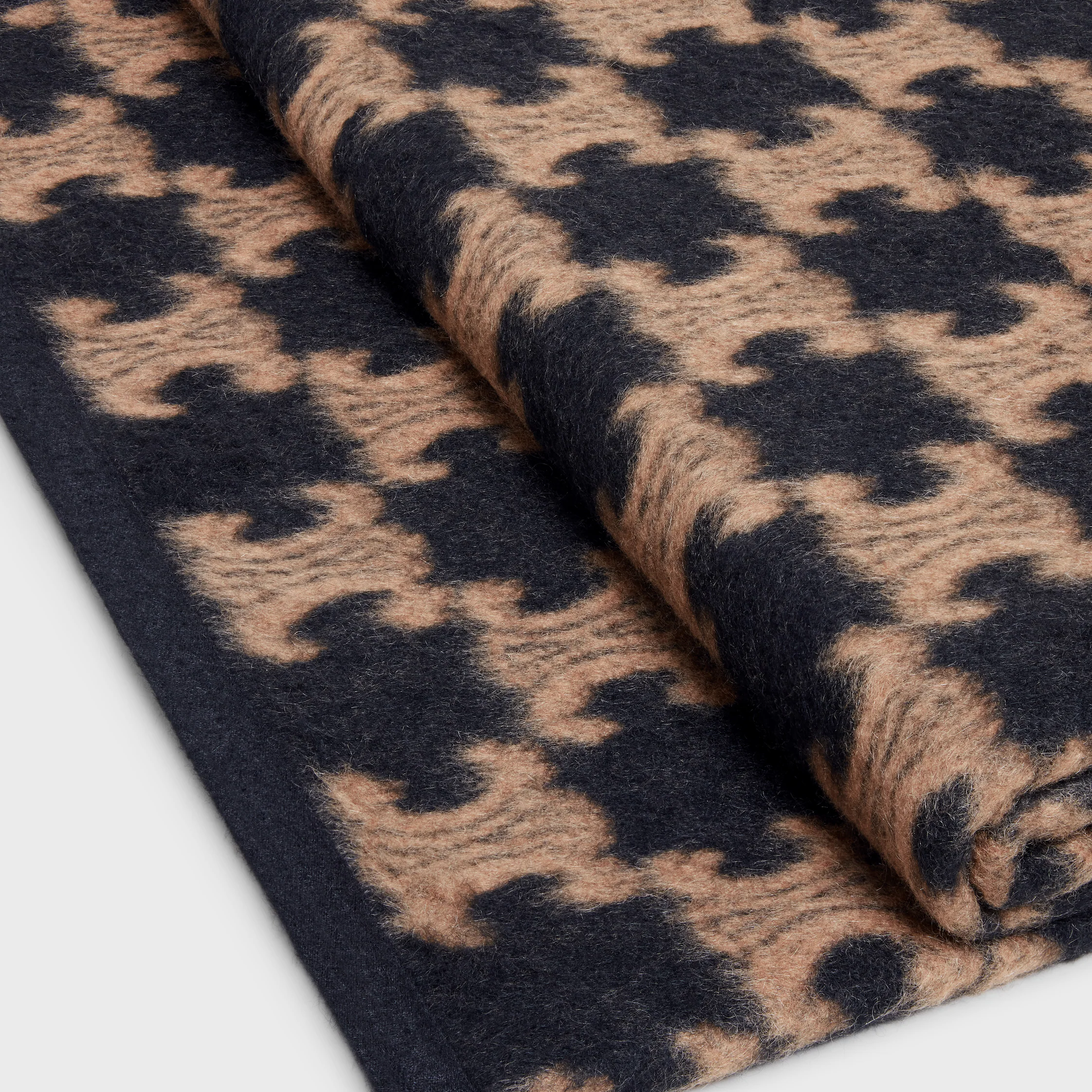BLANKET AND BLANKET HOLDER IN CALFSKIN